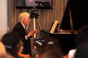 Wykład profesora Andrzeja Jasińskiego na temat podobieństw w twórczości W. A. Mozarta i F. Chopina (Klub Muzyki i Literatury, 26 sierpnia 2013 r.